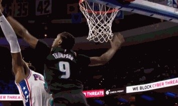 完美体育-干净好帽！奥萨尔篮下帽翻乔治被吹犯规 活塞挑战成功